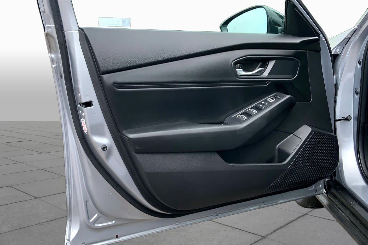 Used 2025 Meteorite Gray Metallic Honda SE image 22