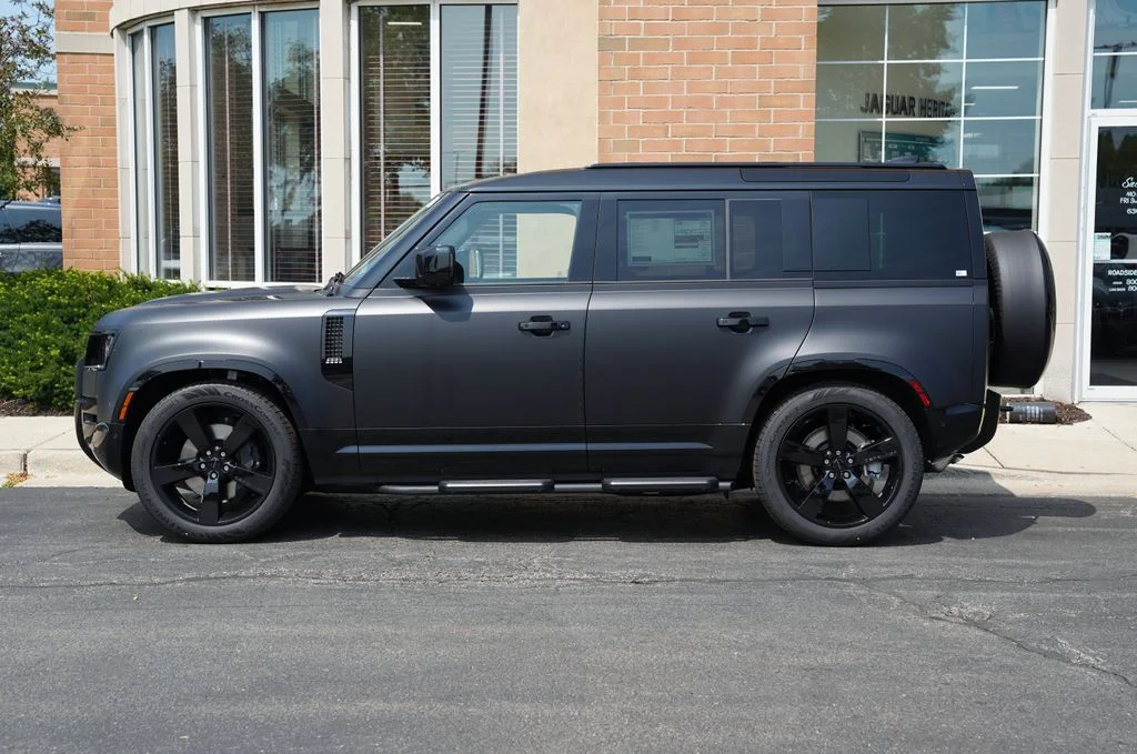 New 2026 Santorini Black Land Rover X-Dynamic SE image 2