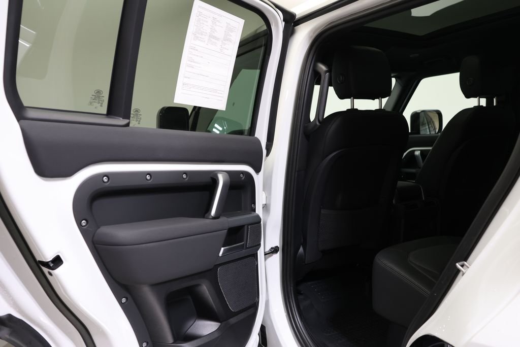 Used 2023 Fuji White Land Rover X-Dynamic SE image 33