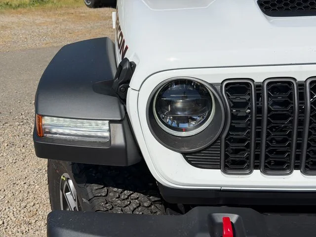 New 2026 Bright White Clear-Coat Exterior Paint Jeep Rubicon image 5