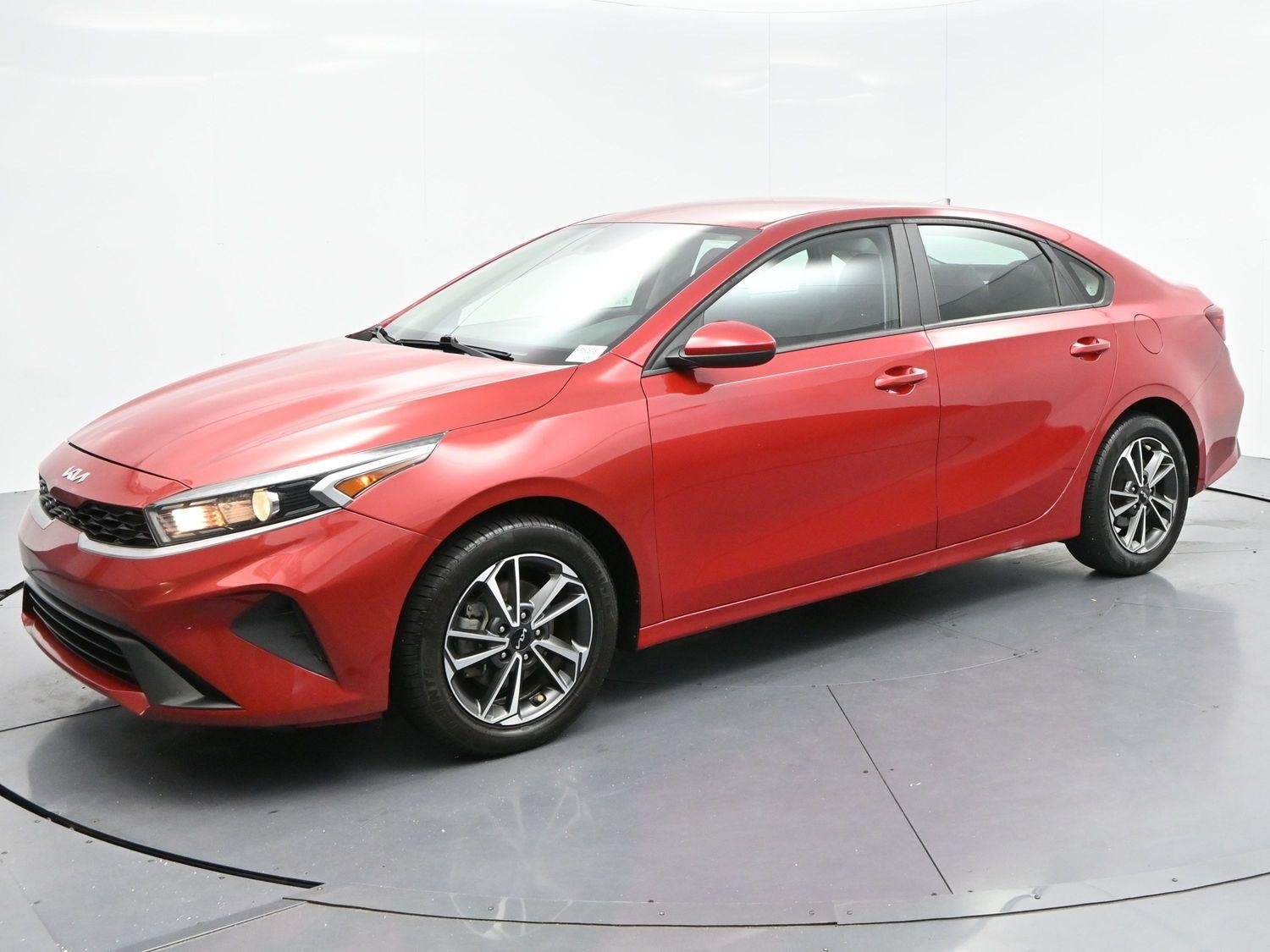 Used 2022 Currant Red Kia LXS image 3