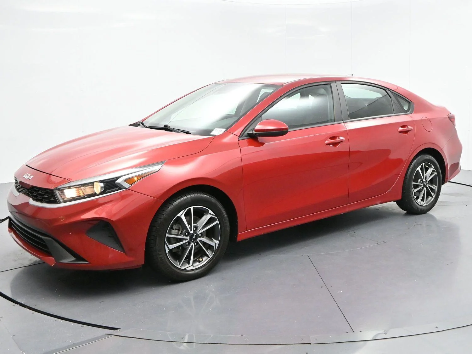 Used 2022 Currant Red Kia LXS image 3
