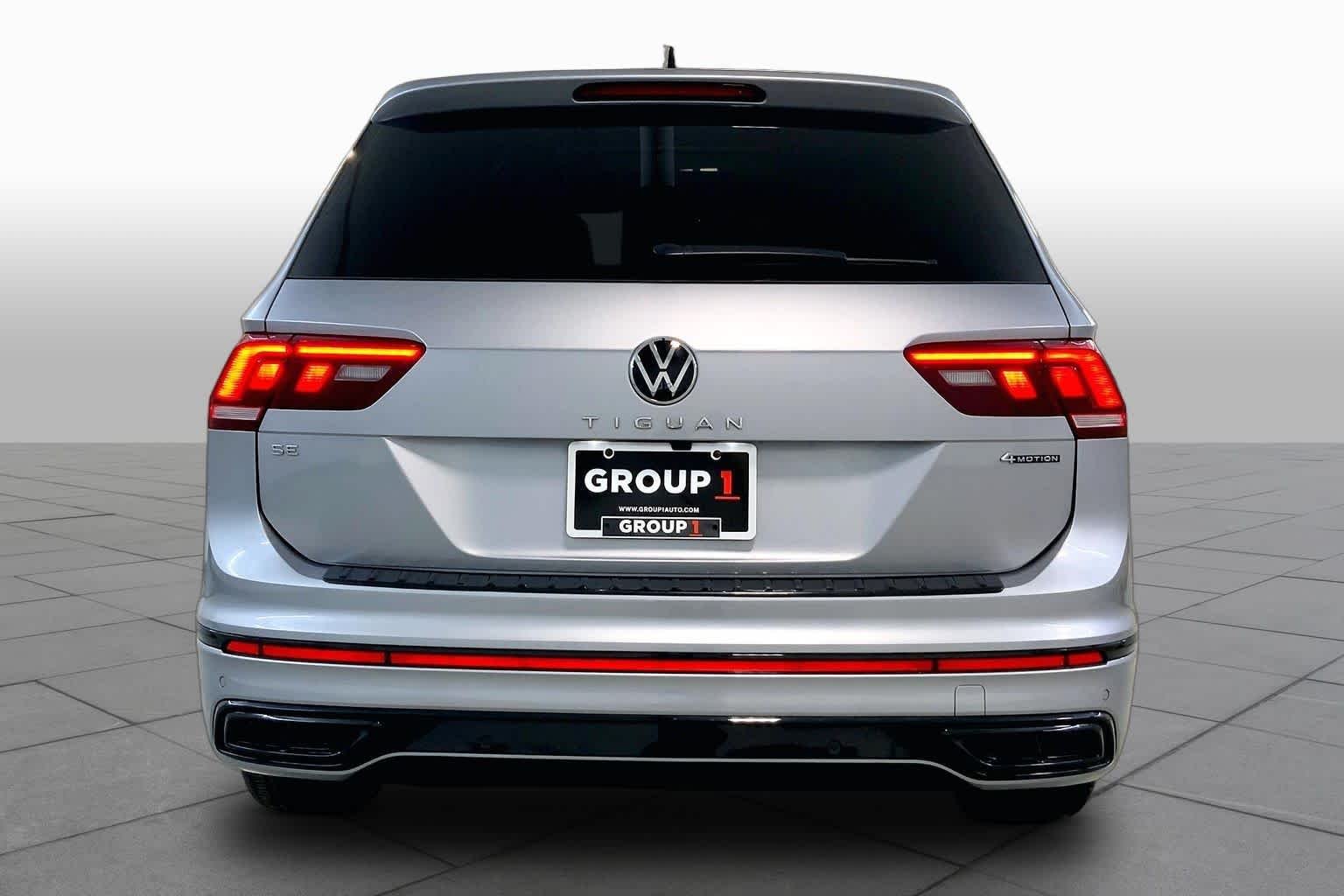 Used 2024 Pyrite Silver Metallic Volkswagen SE R-Line Black image 4