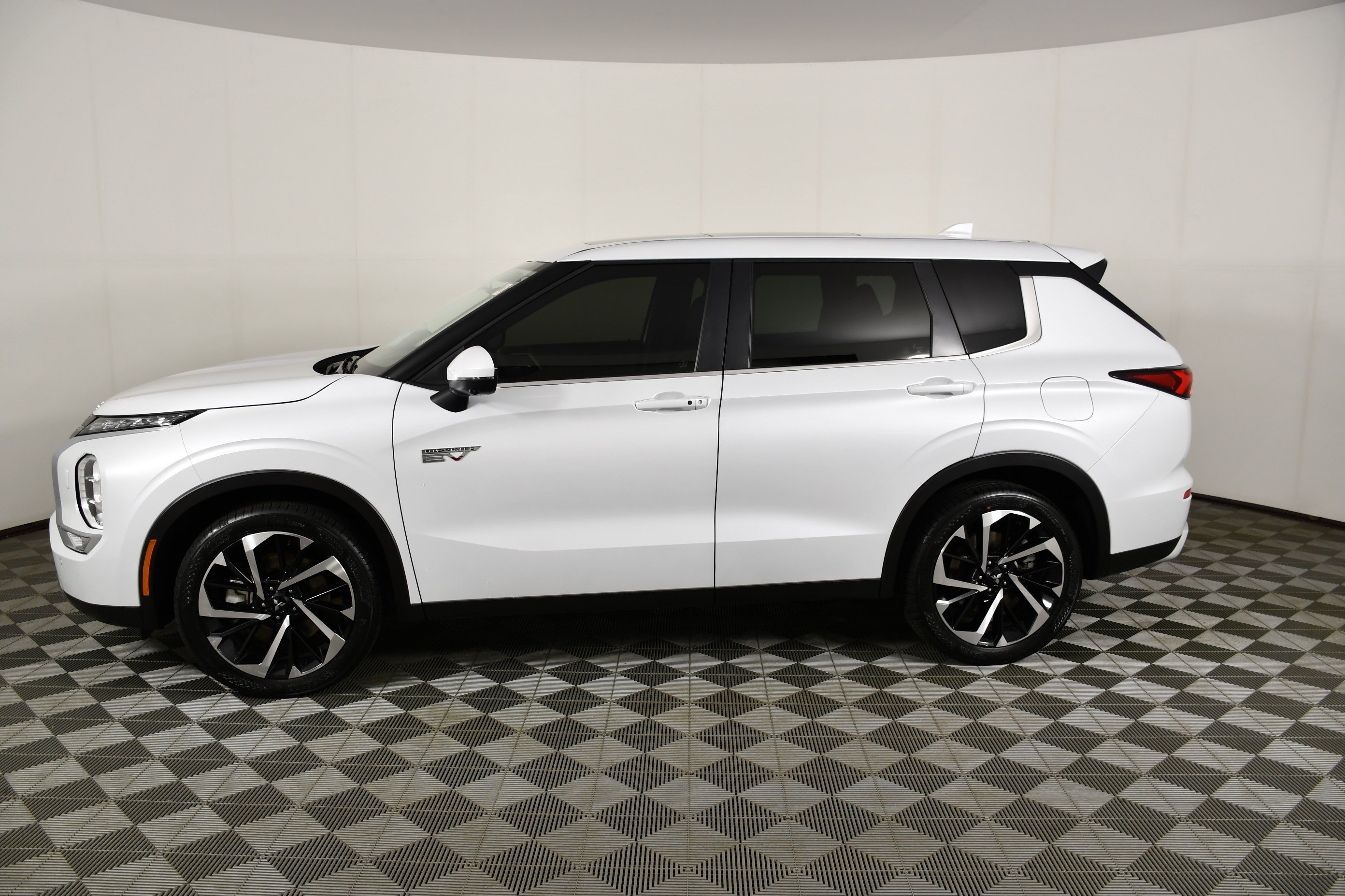 Certified Used 2024 White Diamond Mitsubishi SE image 7