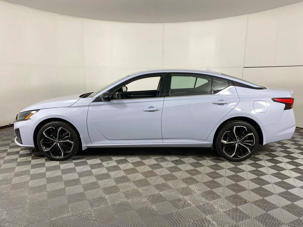Used 2023 Pearl Nissan 2.5 SR image 7