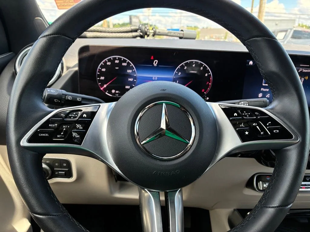 Used 2025 White Mercedes-Benz GLA 250 image 31