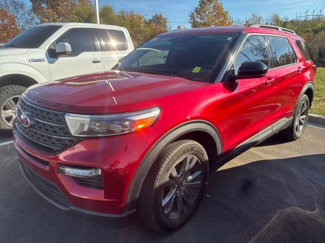 Used 2023 Rapid Red Metallic Tinted Clearcoat Ford XLT image 3