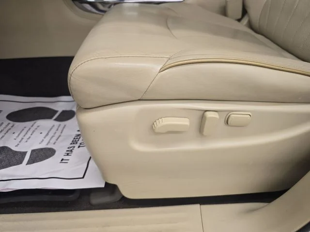 Used 2017 White INFINITI Base image 43