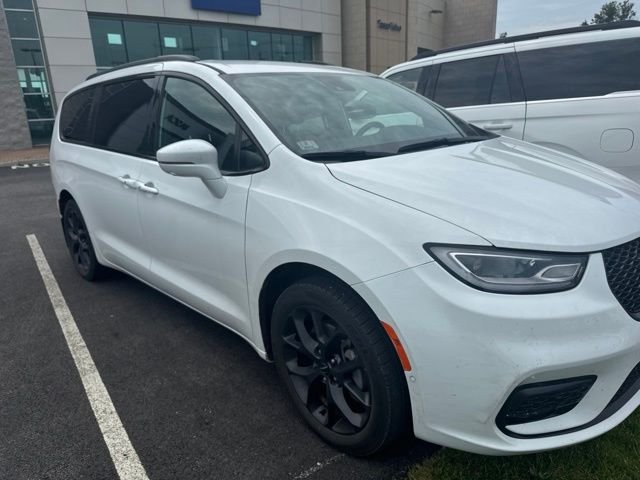 Used 2022 White Chrysler Touring L image 2