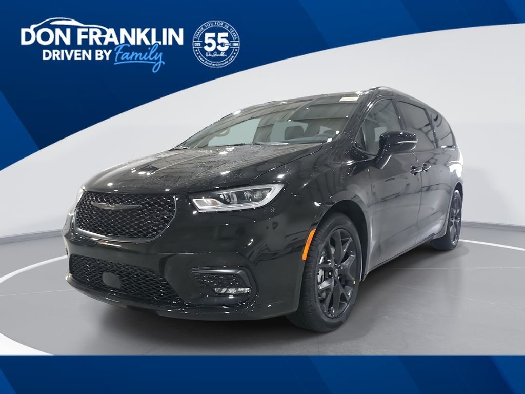 2026 Chrysler Pacifica Select's photo