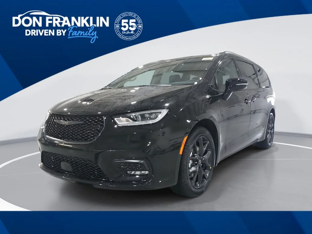 2026 Chrysler Pacifica Select's photo