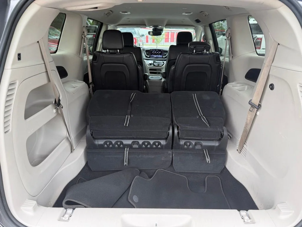 Used 2022 Crystal Metallic Chrysler Touring L image 7