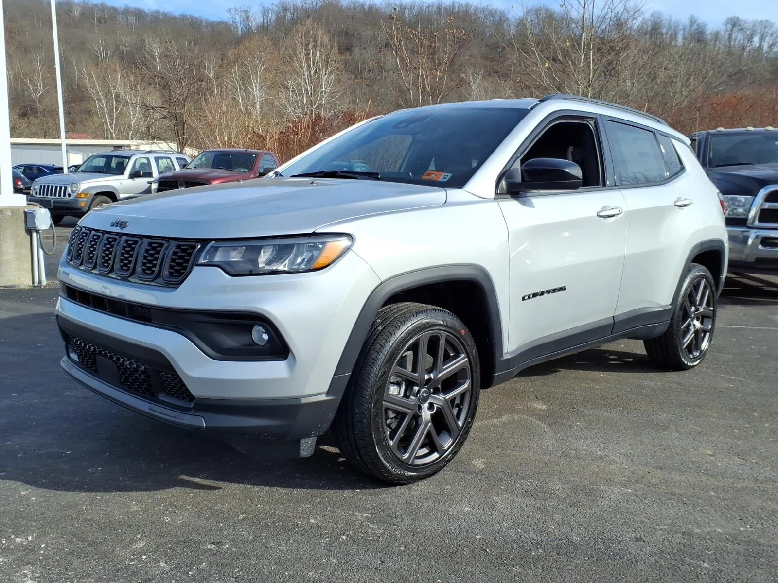 New 2026 Silver Zynith Metallic Clearcoat Jeep Latitude image 2