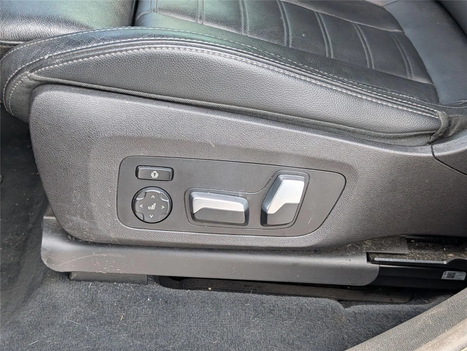 Used 2020 Black Sapphire Metallic BMW sDrive30i image 10