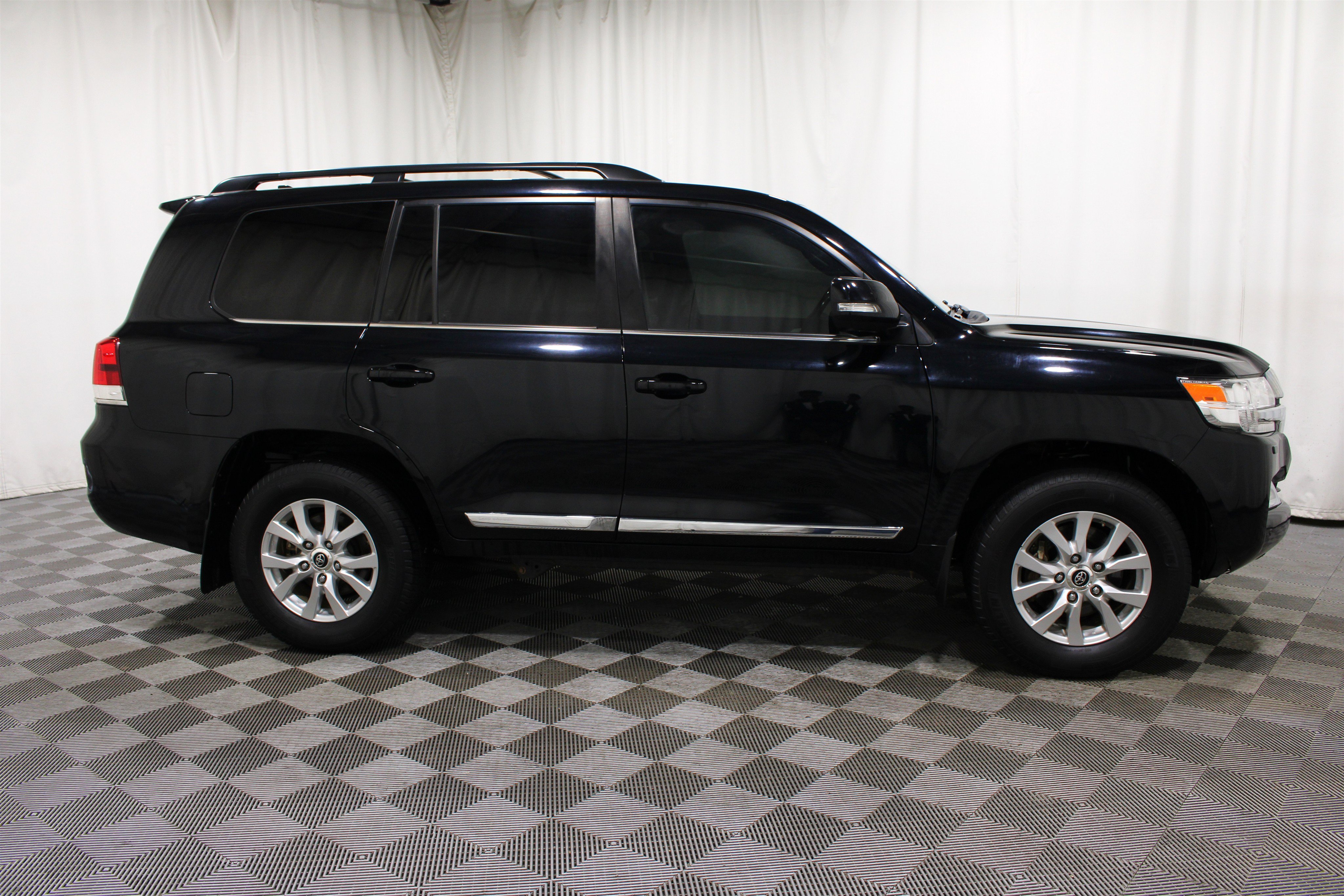 Used 2018 Midnight Black Metallic Toyota 4WD V8 image 29