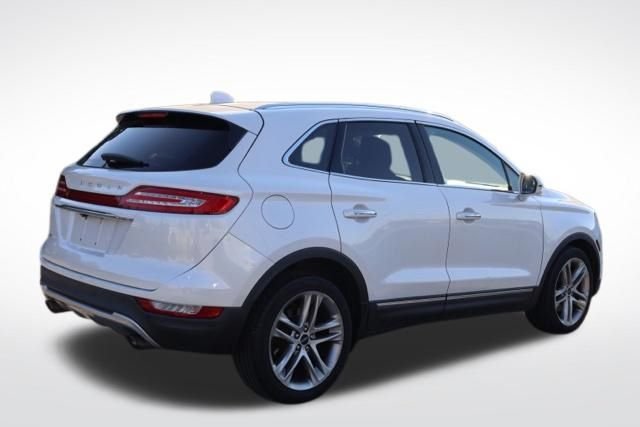 Used 2019 White Platinum Clearcoat Metallic Lincoln Reserve image 9