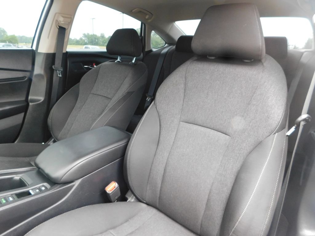 Used 2025 White Honda SE image 16