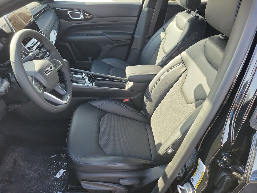 New 2026 Diamond Black Crystal Pearlcoat Jeep Latitude image 13