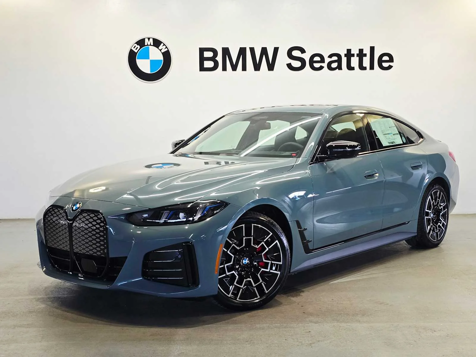 New 2026 Cape York Green Metallic BMW xDrive40 image 1