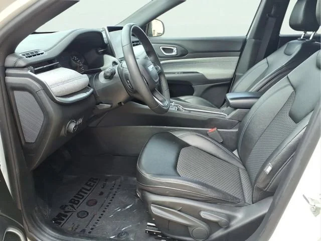 Used 2024  Jeep Latitude image 18