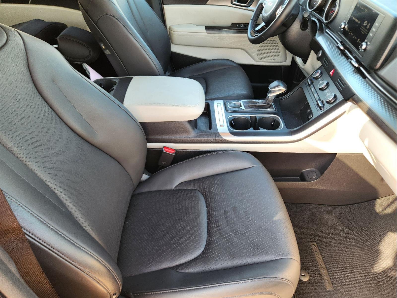 Used 2024 Snow White Pearl Kia LX image 13