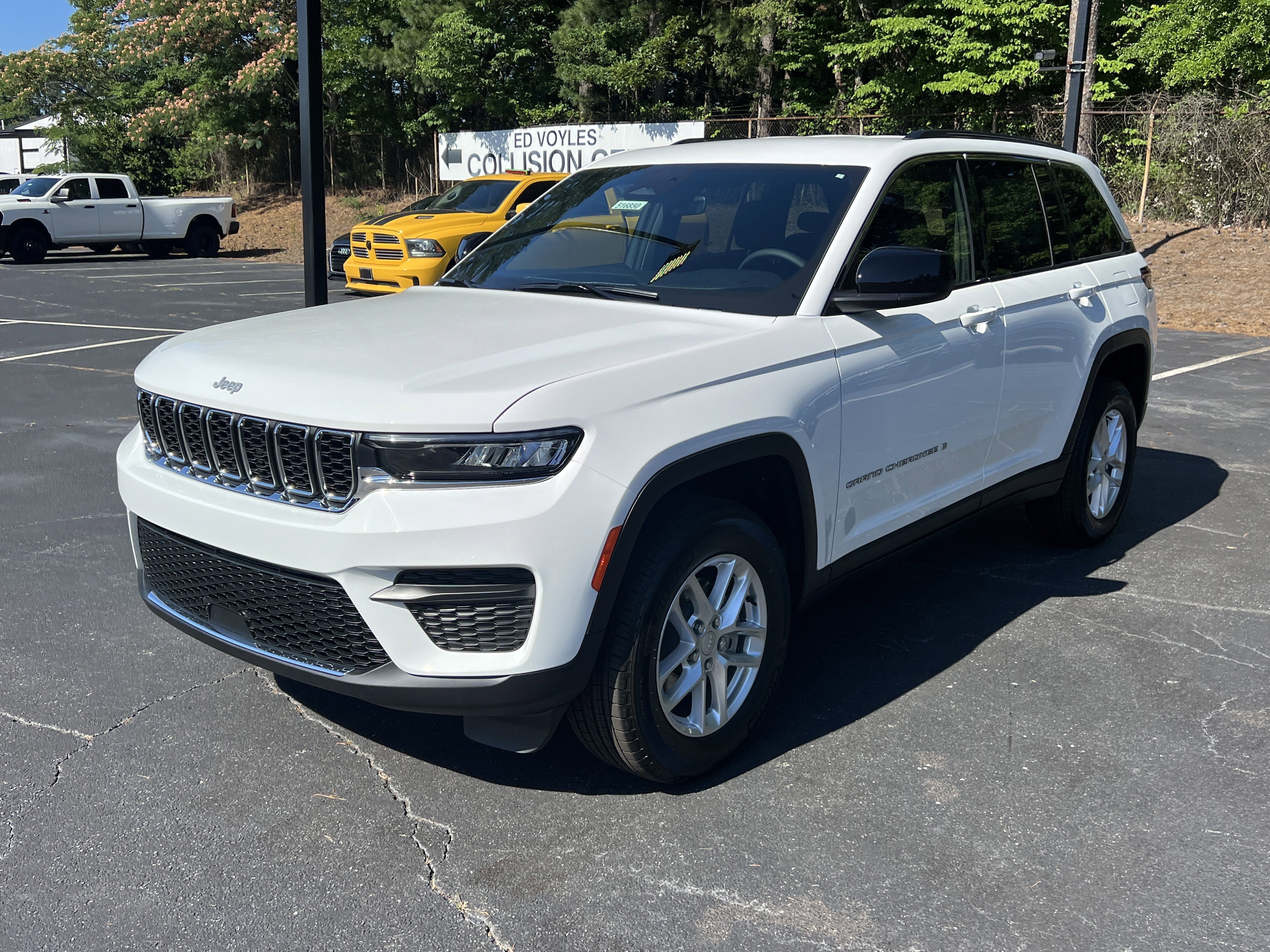 New 2026 Bright White Clear-Coat Exterior Paint Jeep Laredo image 3