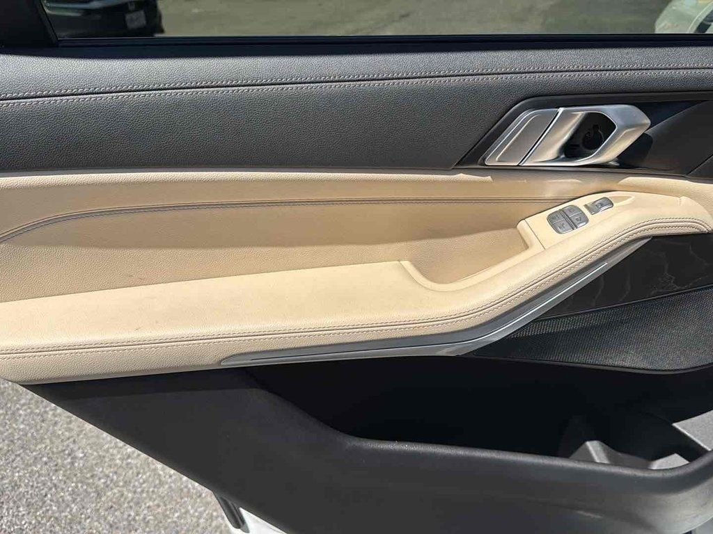 Used 2022 White BMW xDrive40i image 29