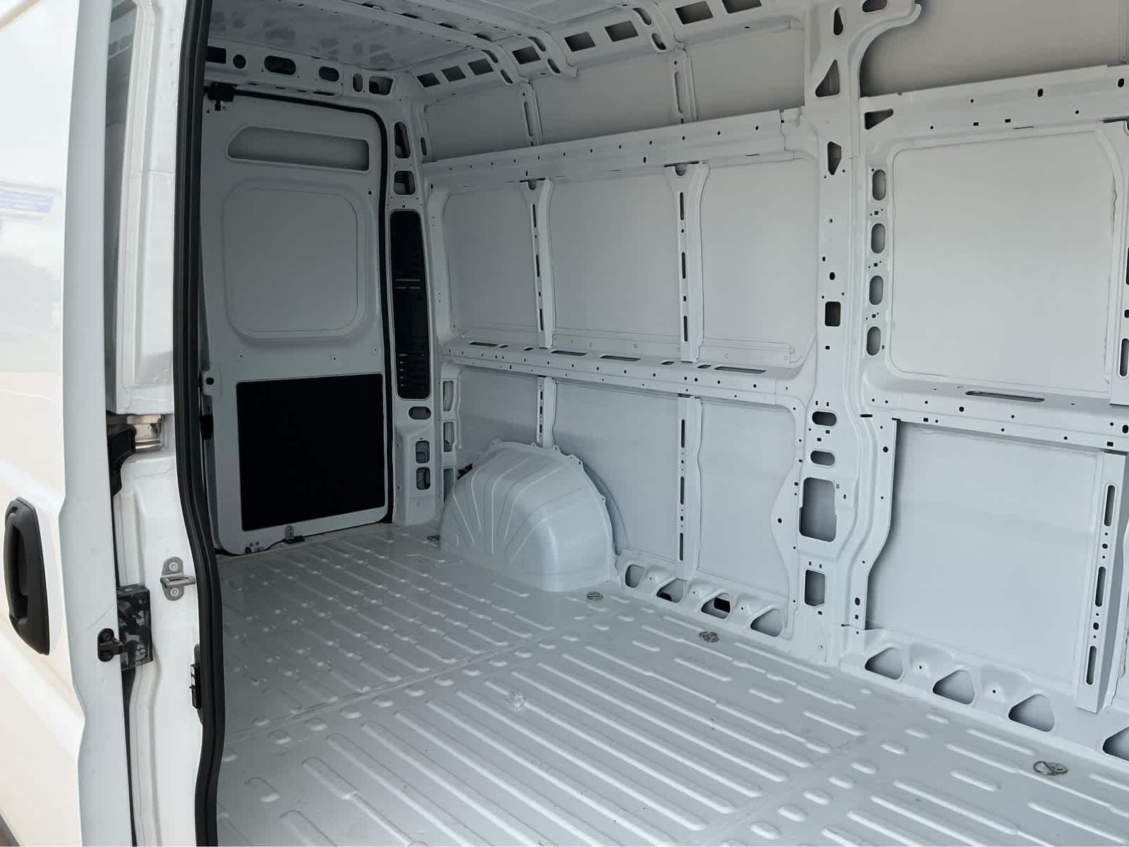 New 2026 Bright White Clear-Coat Exterior Paint RAM Tradesman image 17