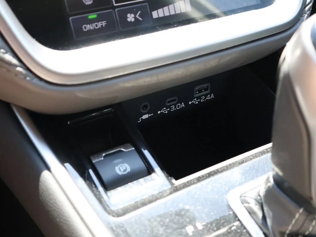 Used 2025 White Subaru Onyx Edition image 38