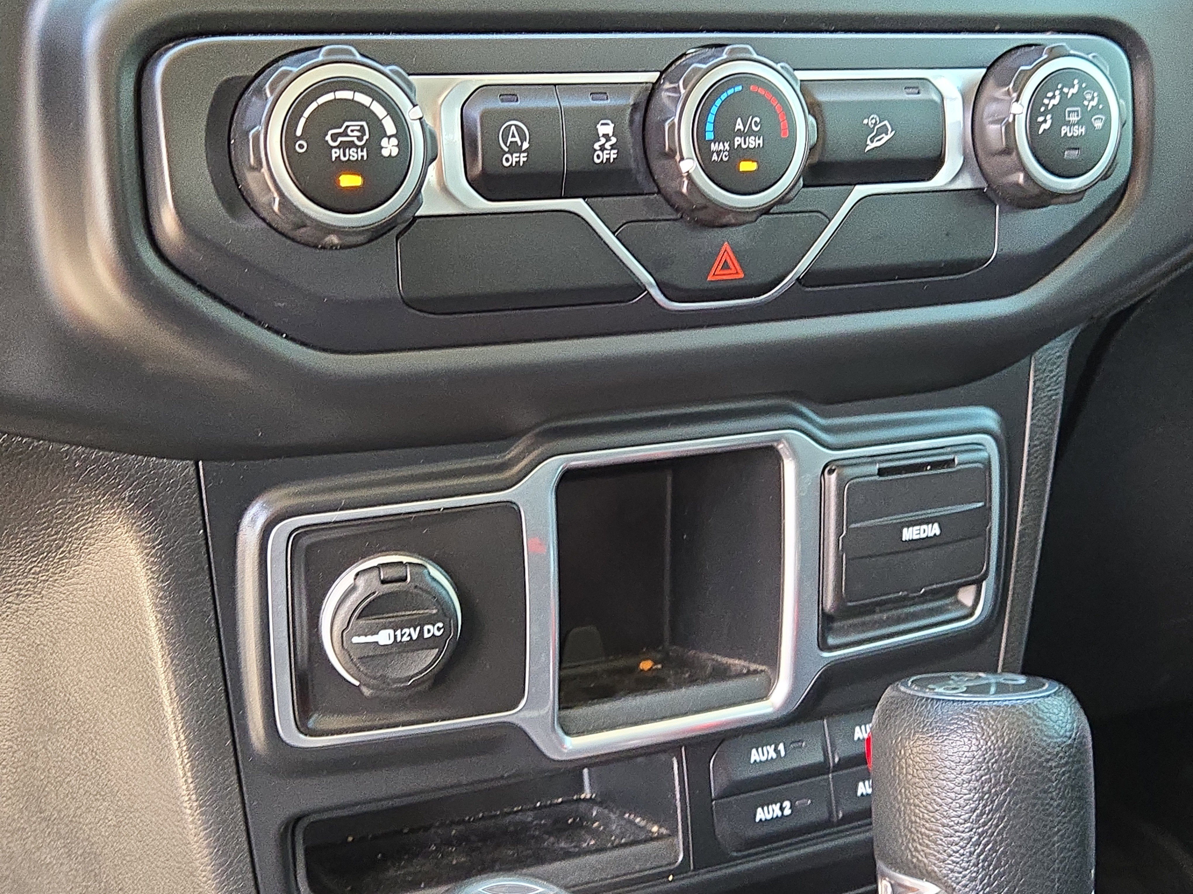 Used 2018 White Jeep Sport image 33