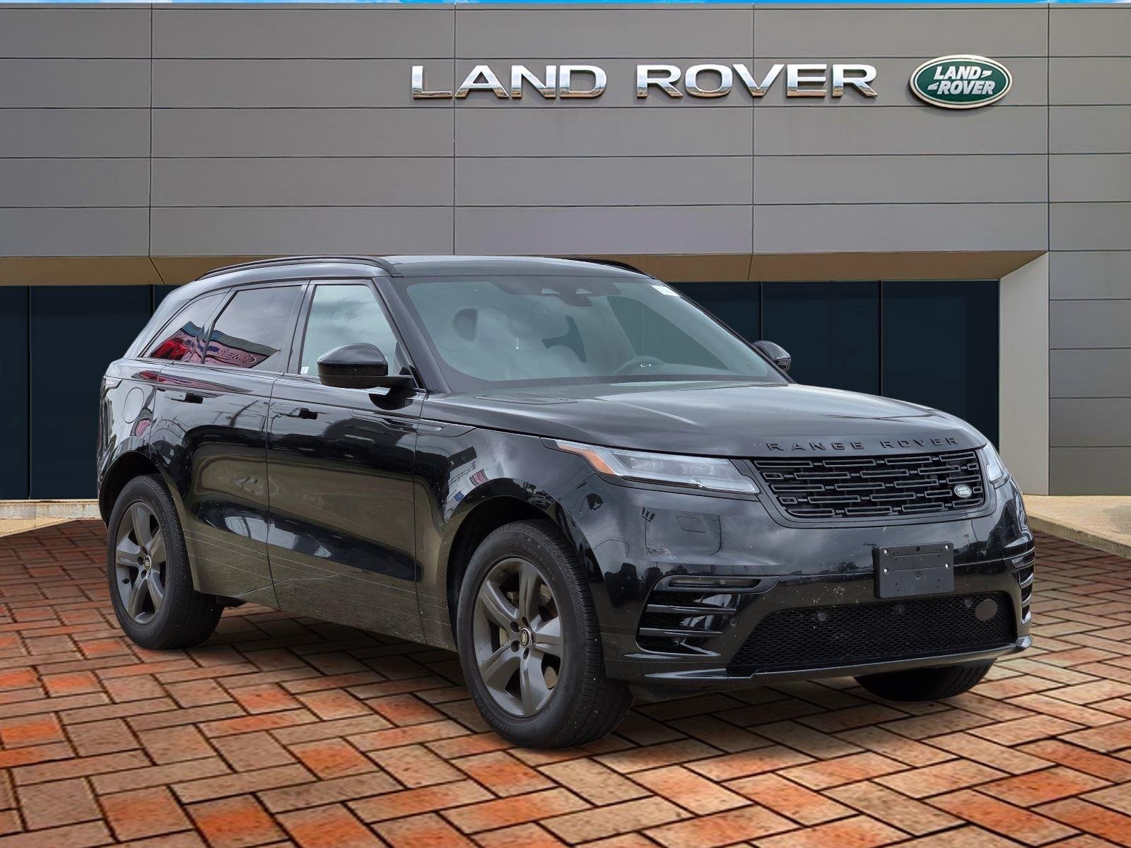Used 2025 Santorini Black Metallic Land Rover Dynamic SE image 3