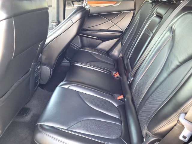 Used 2019 Gray Lincoln Select image 12