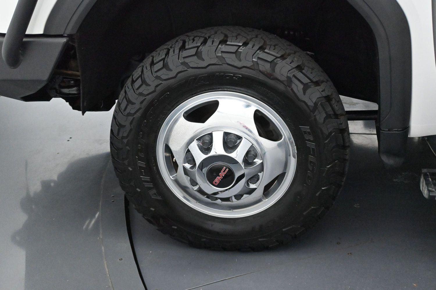 Used 2022 White Frost Tricoat GMC Denali image 14
