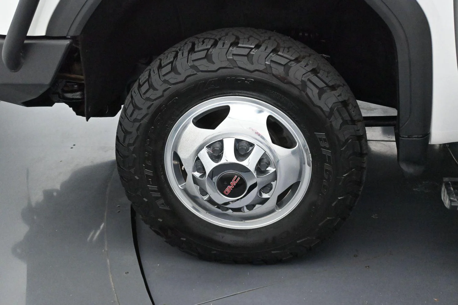 Used 2022 White Frost Tricoat GMC Denali image 14