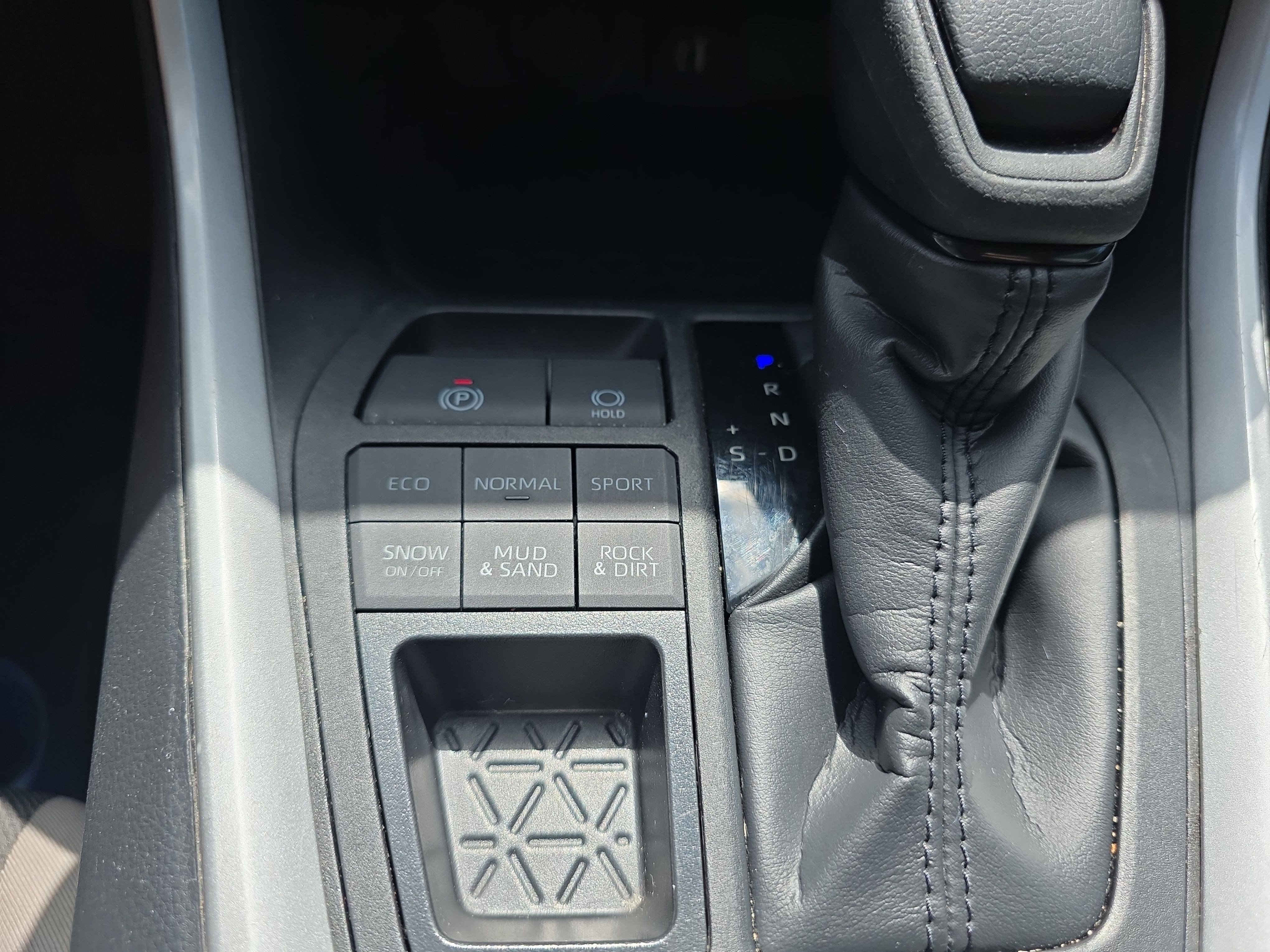 Used 2025 Silver Sky Metallic Toyota XLE image 22