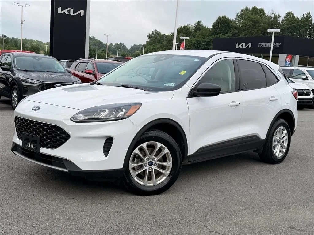 Used 2022 White Ford SE image 2