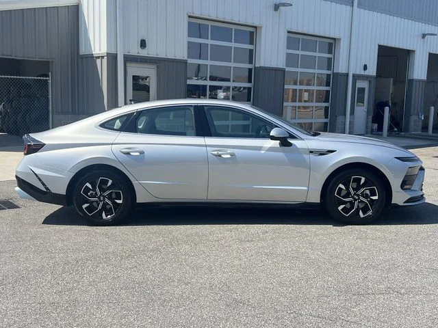 Used 2025 Silver Hyundai SEL image 14