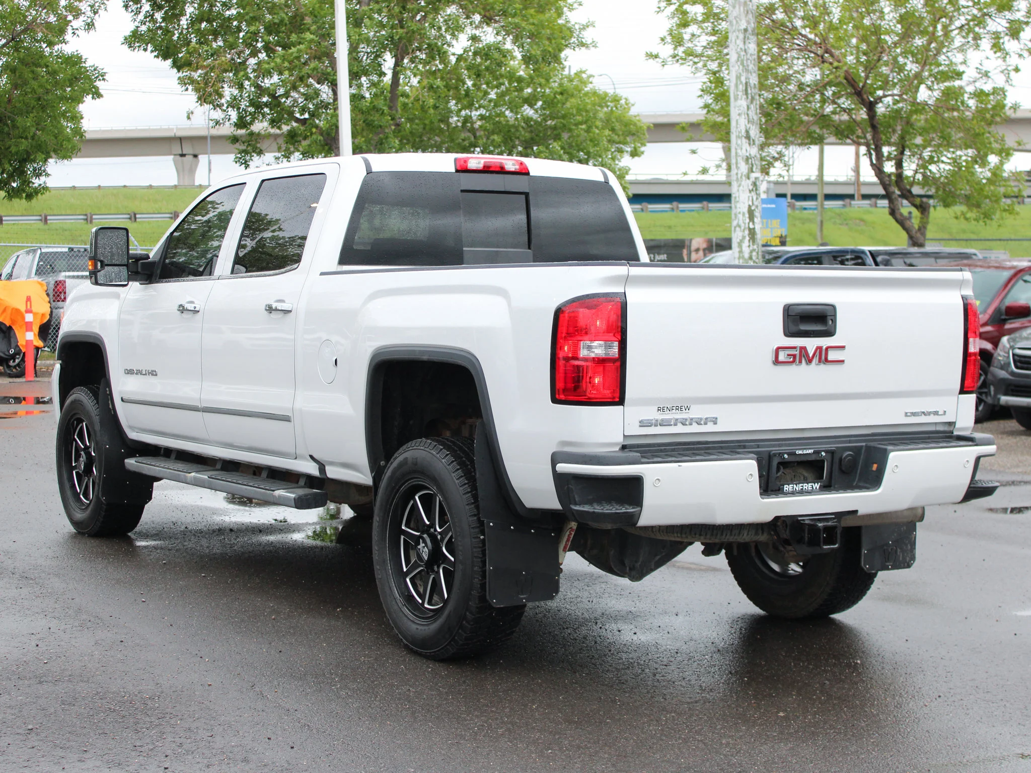 Used 2019 White GMC Denali * Diesel | 5th Wheel/Gooseneck Prep | Heated/Vented Leather | Sunroof | Remote Start image 13
