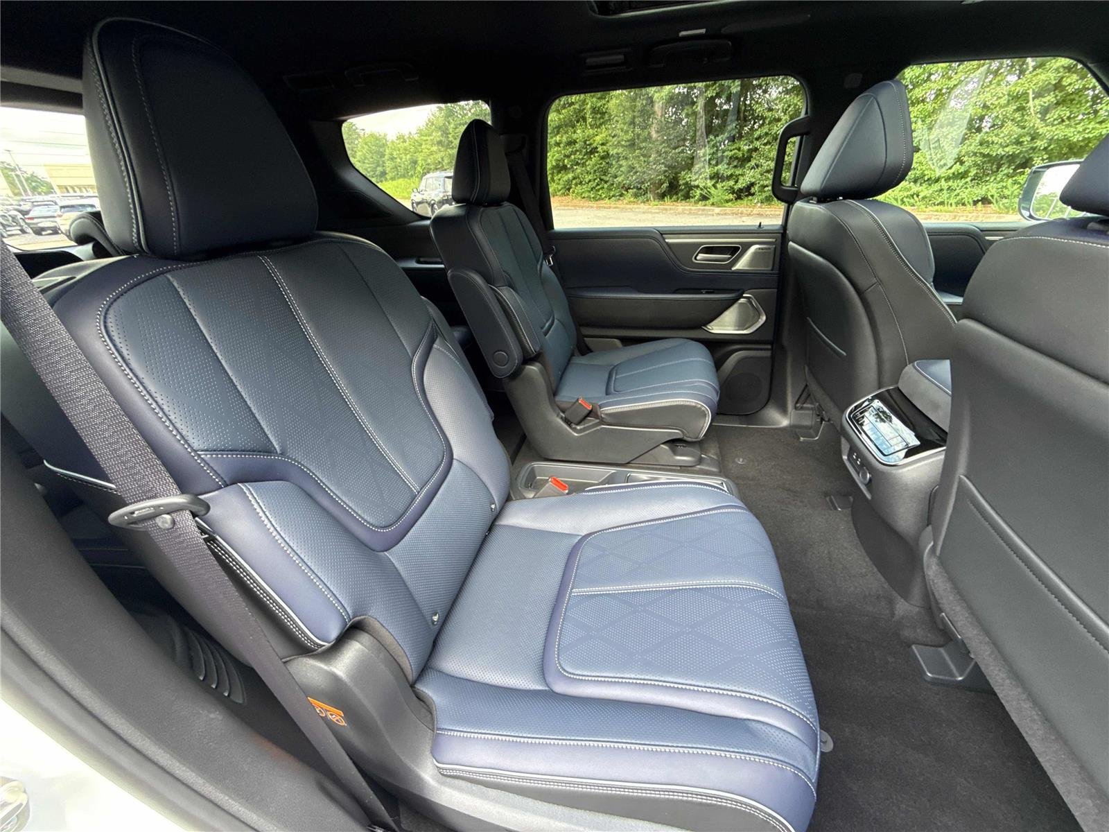 New 2027 RADIANT WHITE INFINITI Sport 4WD image 29