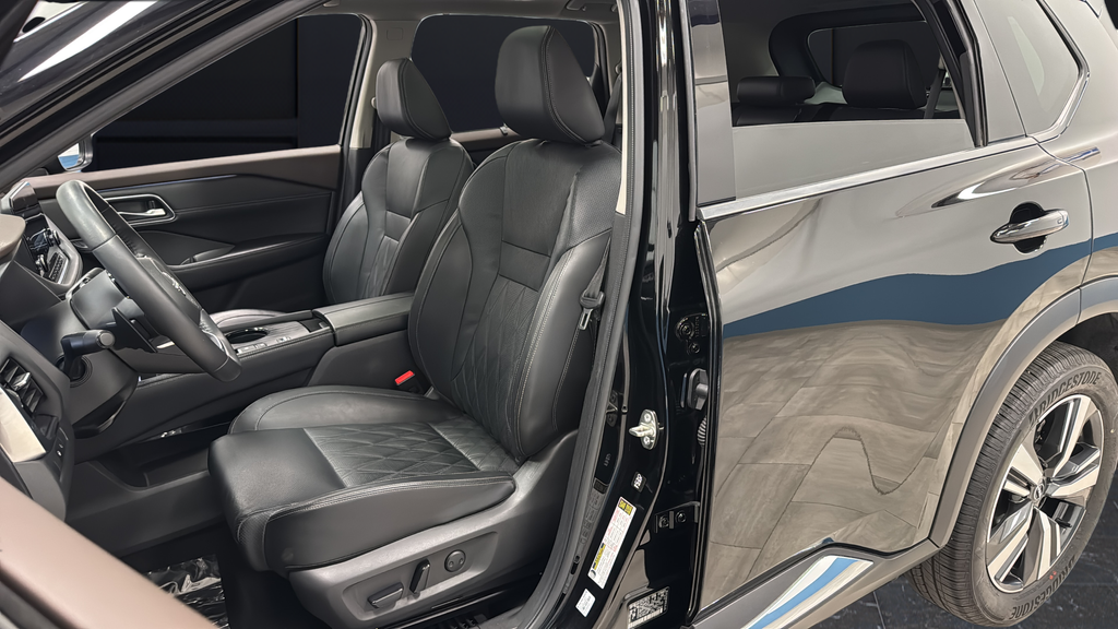 Used 2023 Super Black Nissan Platinum image 9