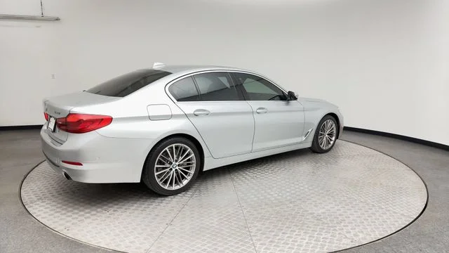 Used 2019 Silver BMW 530i xDrive image 2