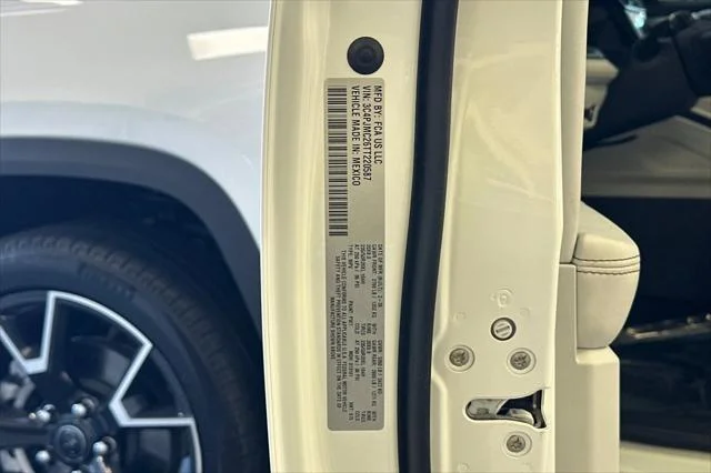 New 2026 Bright White Clear-Coat Exterior Paint Jeep Overland image 28