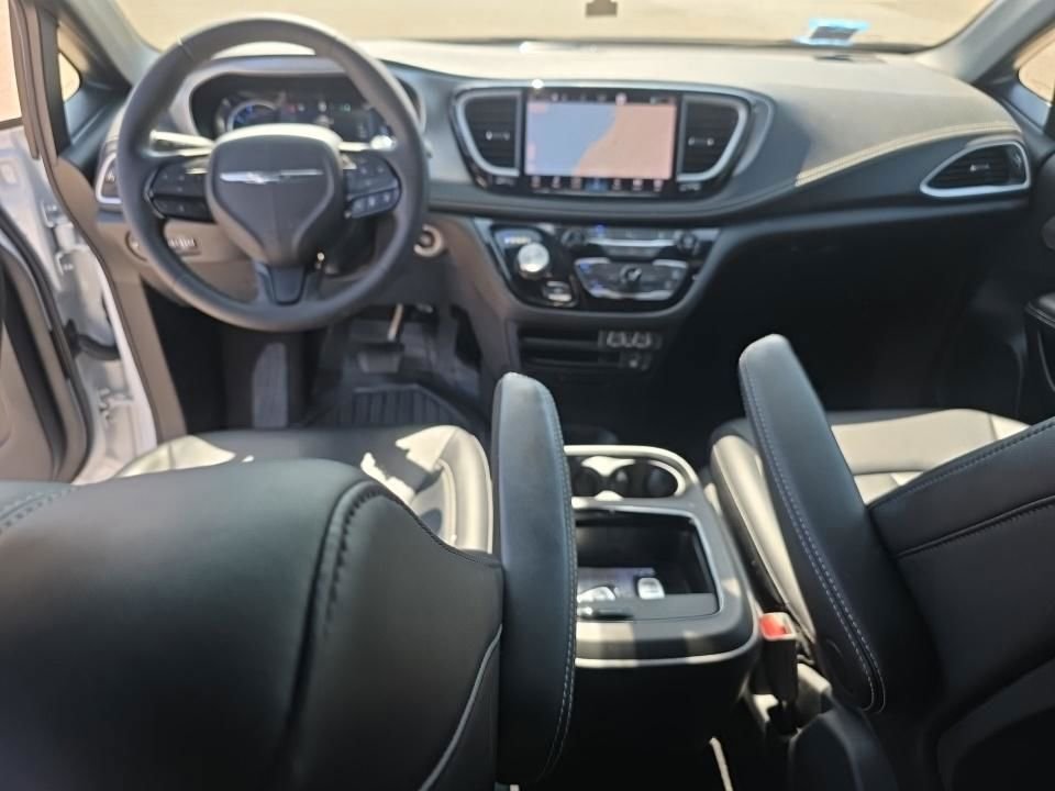 Used 2023 White Chrysler Touring L image 6