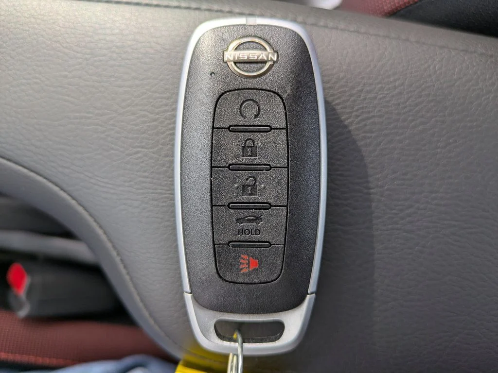 2025 Nissan Versa Sedan SR - Photo 27