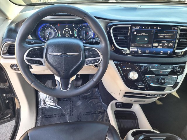 Used 2023 Black Chrysler Touring L image 9