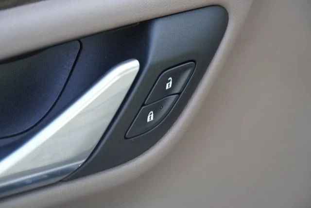 Used 2023 White GMC Denali image 22