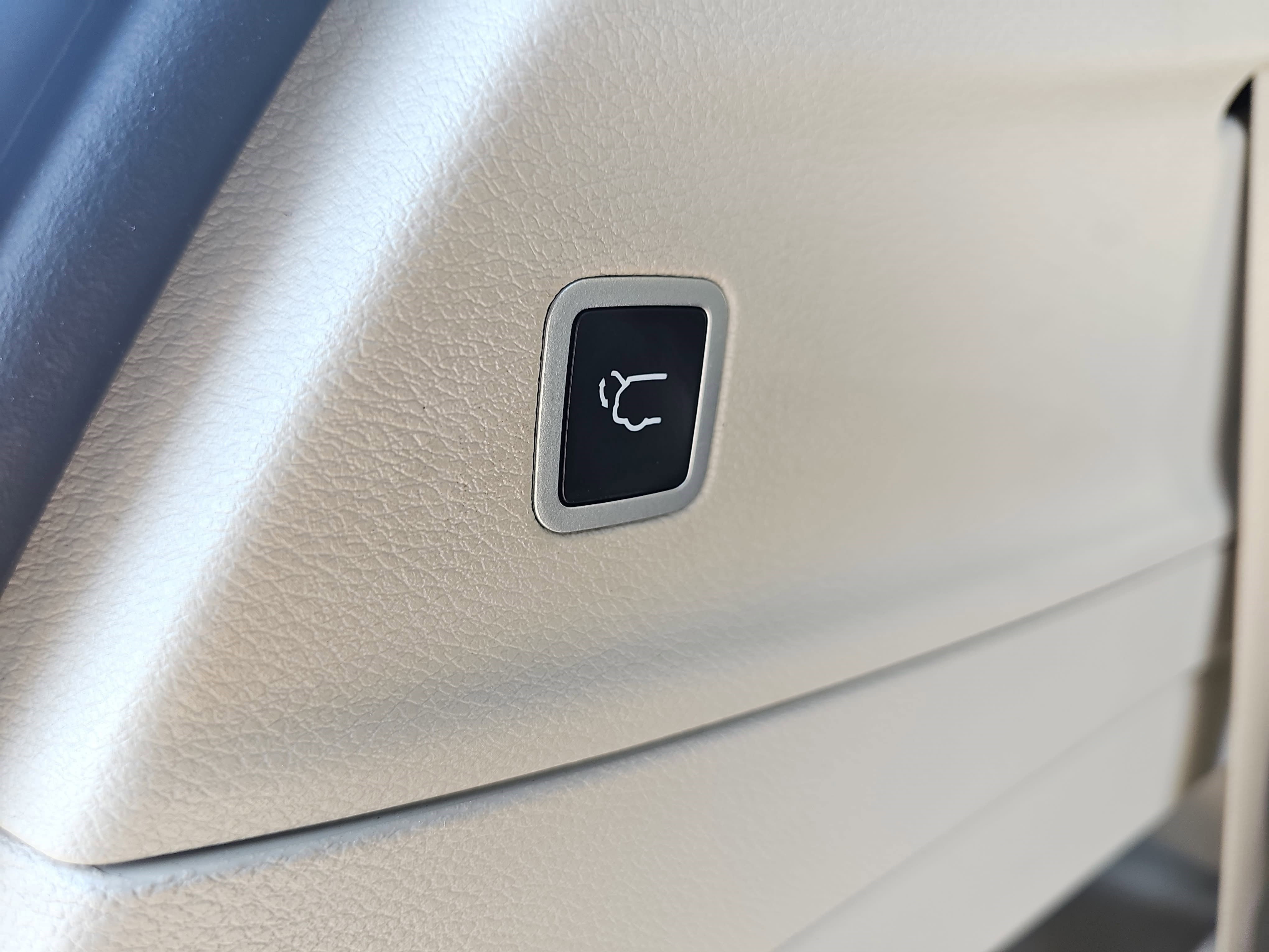 Used 2024 Diamond Black Crystal Pearlcoat Chrysler LX image 13