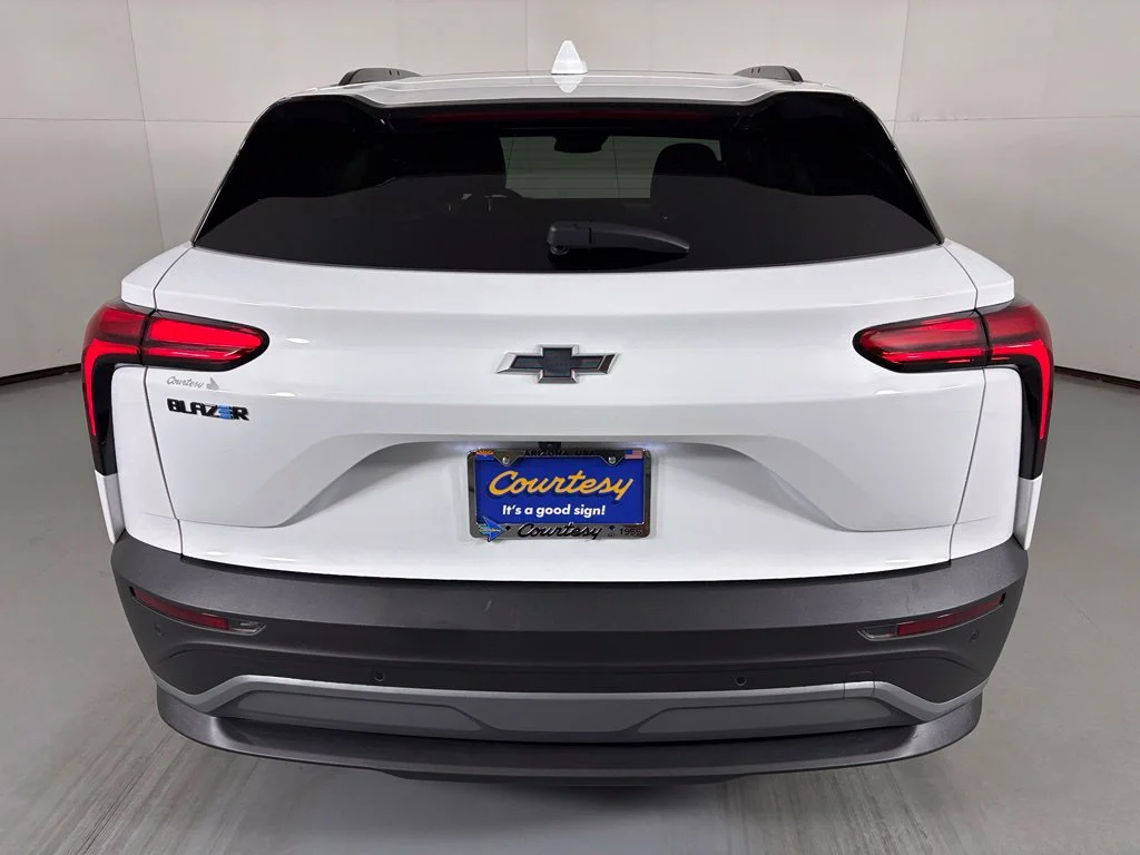 Used 2025 White Chevrolet LT image 7