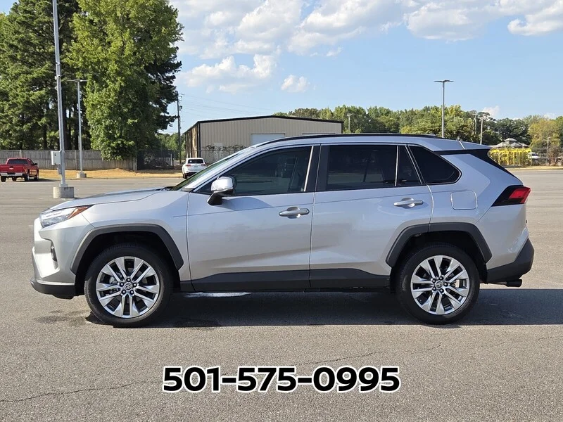 Used 2025 Silver Sky Metallic TOYOTA XLE PREMIUM FWD image 2