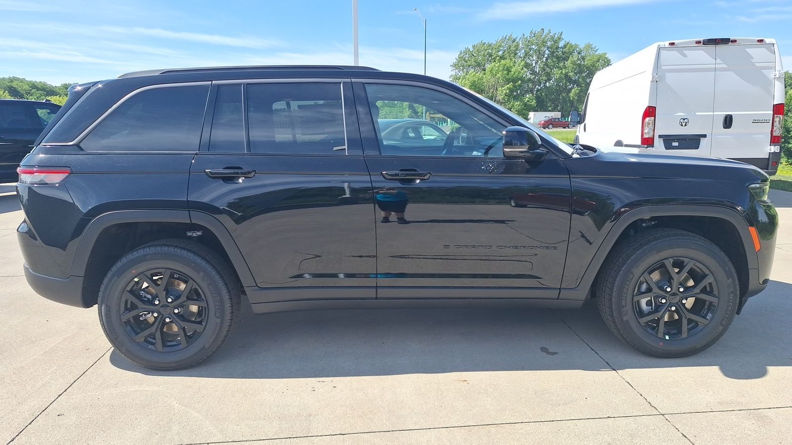 New 2026 Diamond Black Crystal Pearl-Coat Exterior Paint Jeep Altitude image 3